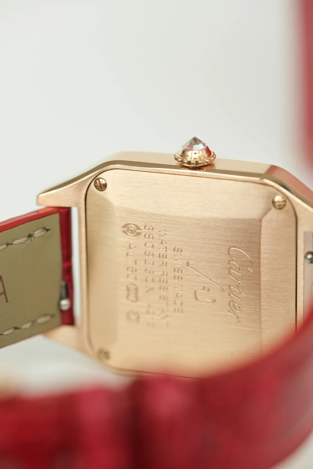 Cartier Close-up details! The case is exquisitely crafted, high quality — photographed off the sweep