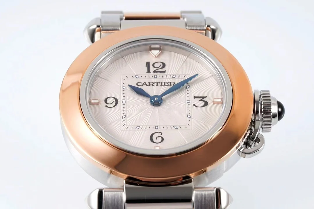 Cartier Pasha Yellow Gold — detail
