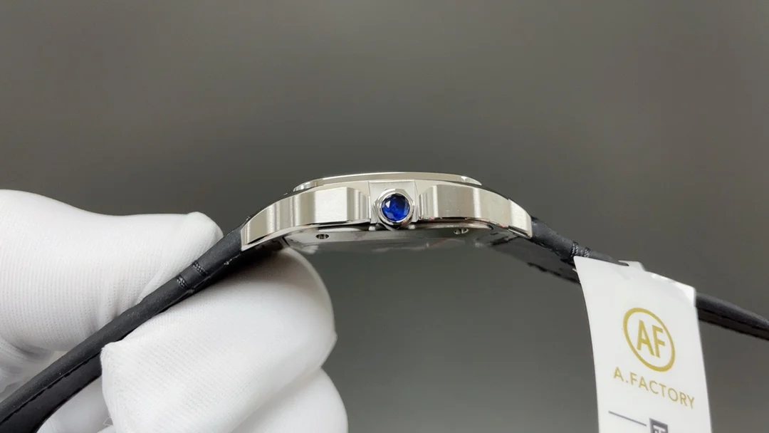 Cartier Santos 35mm — photographed off the sweep