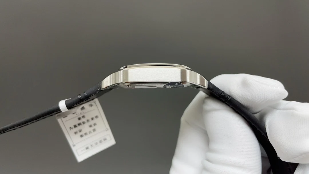 Cartier Santos 35mm — photographed off the sweep