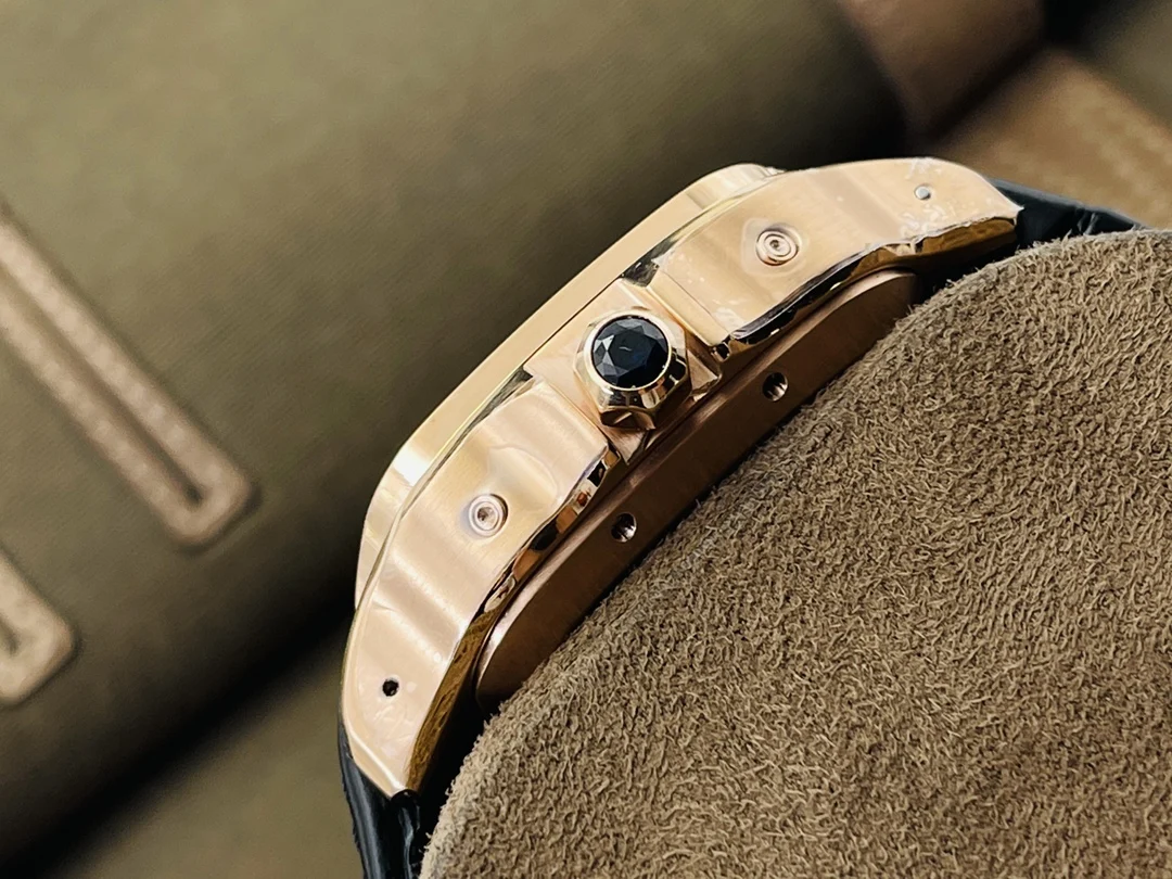 Cartier Santos WSSA0017 — photographed off the sweep