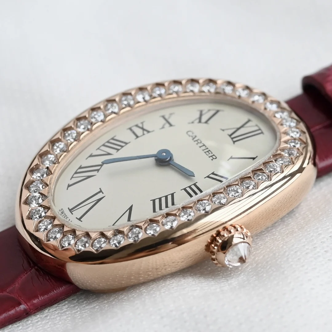 Cartier The case features a one-piece molded elliptical arc design