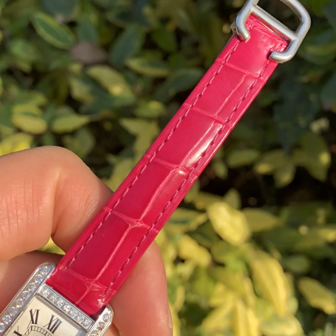 Cartier The leather strap is made of imported alligator leather. Genuine