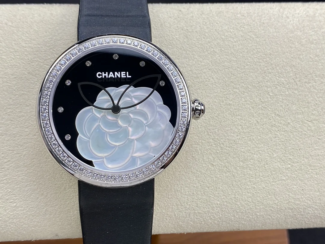 Chanel White Gold — photographed off the sweep