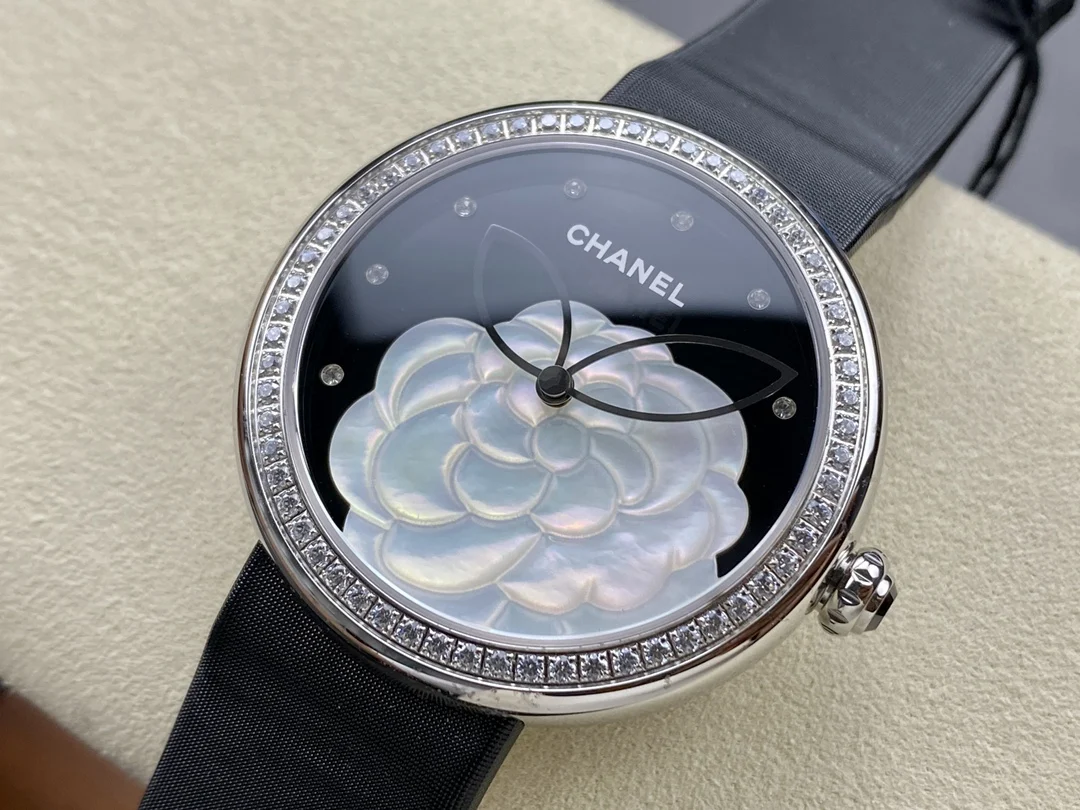 Chanel White Gold — photographed off the sweep