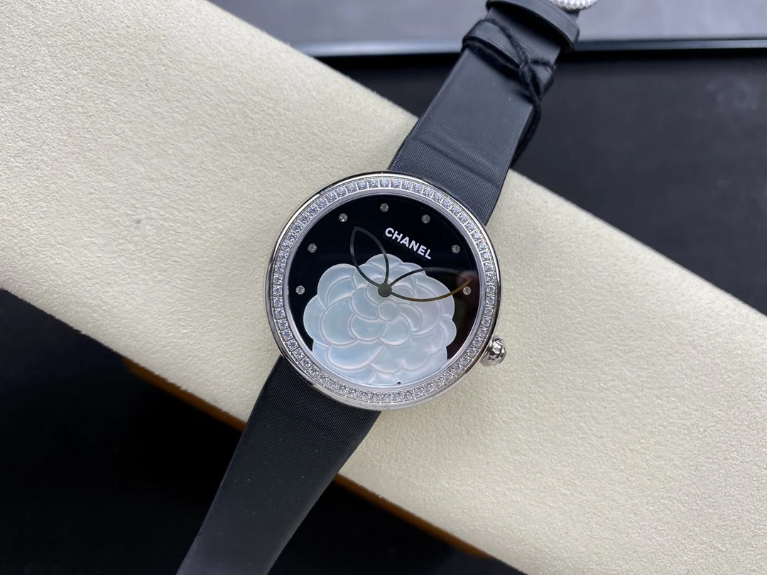 Chanel White Gold — photographed off the sweep