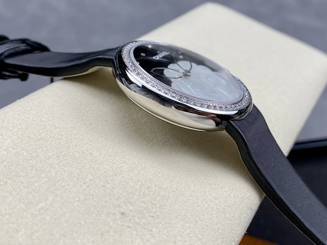 Chanel White Gold — photographed off the sweep
