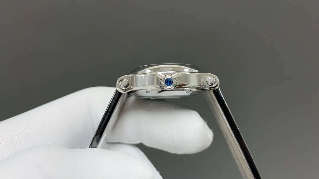 Chopard Happy Diamonds 30mm — photographed off the sweep