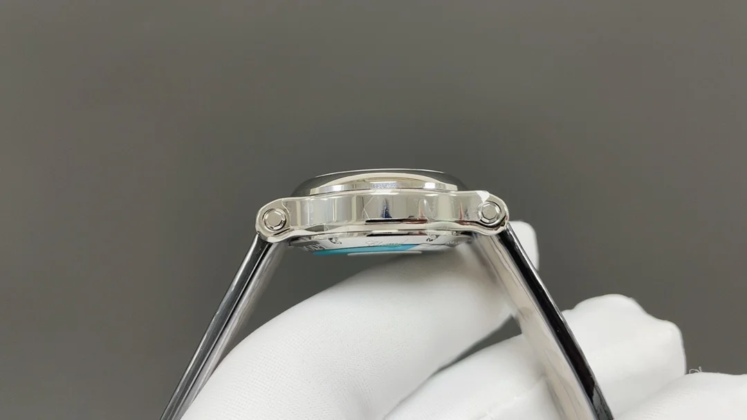 Chopard Happy Diamonds 30mm — photographed off the sweep