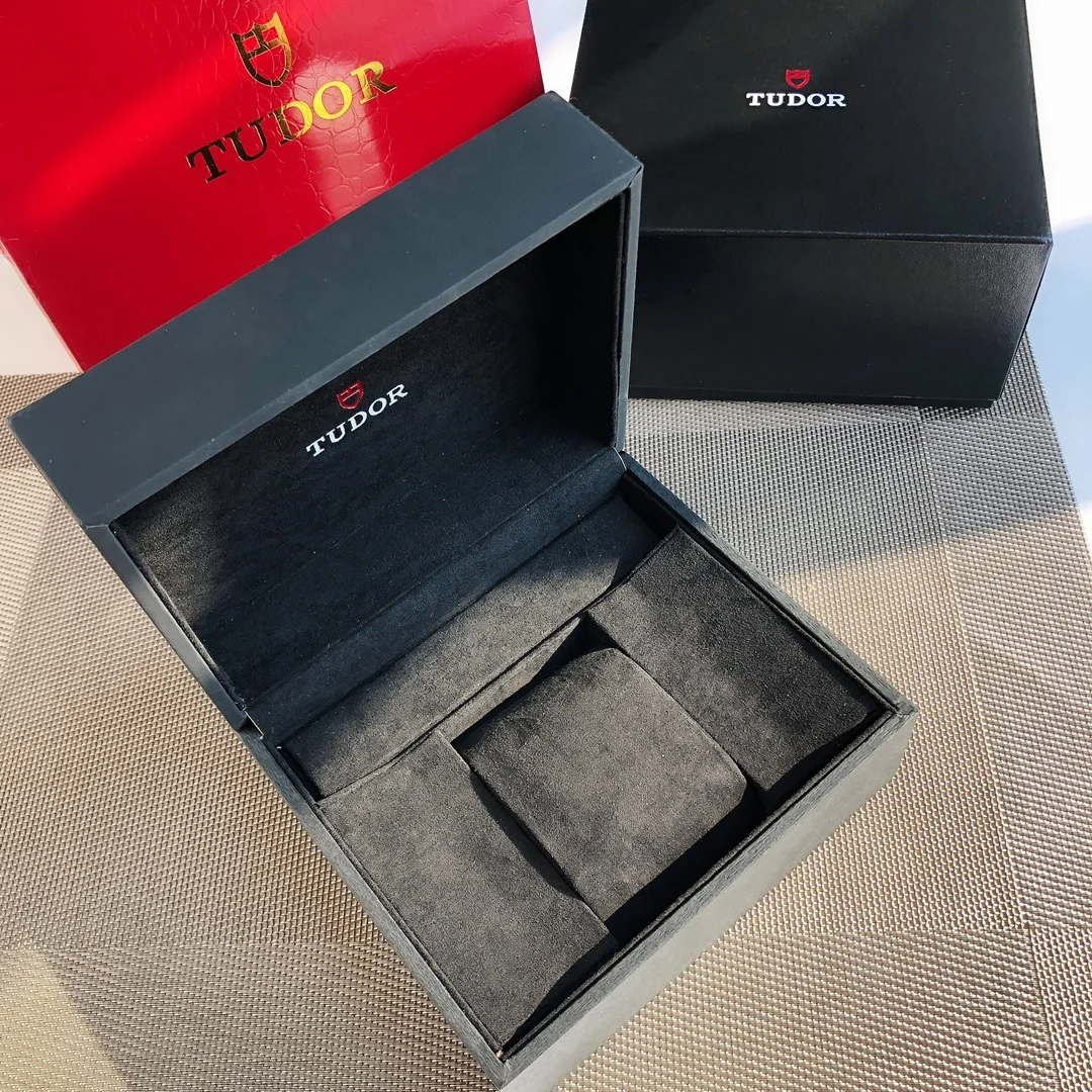 Comes with full packaging — photographed off the sweep