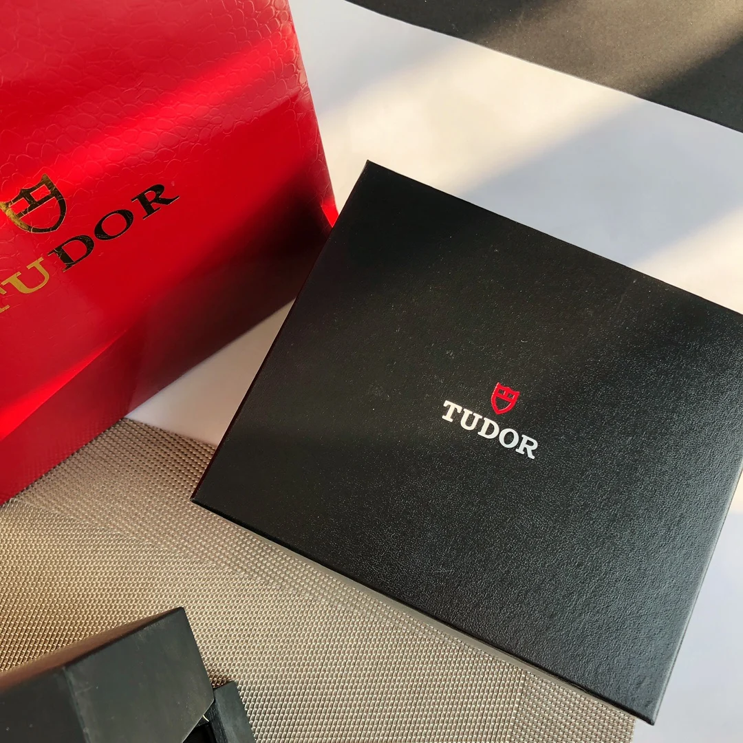 Comes with full packaging — photographed off the sweep