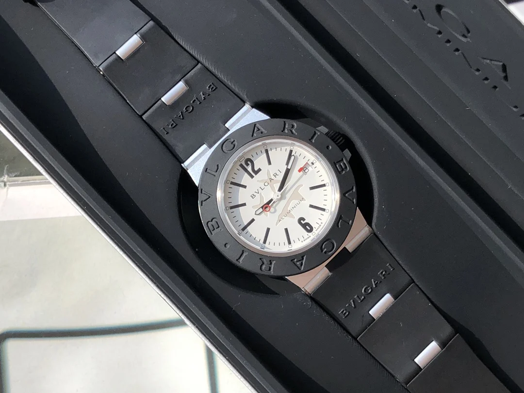 Detailed photos of the limited edition — photographed off the sweep