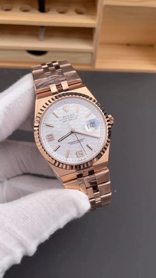 ES Land Cruiser Rose Gold White Dial / 40mm / 9015 movement