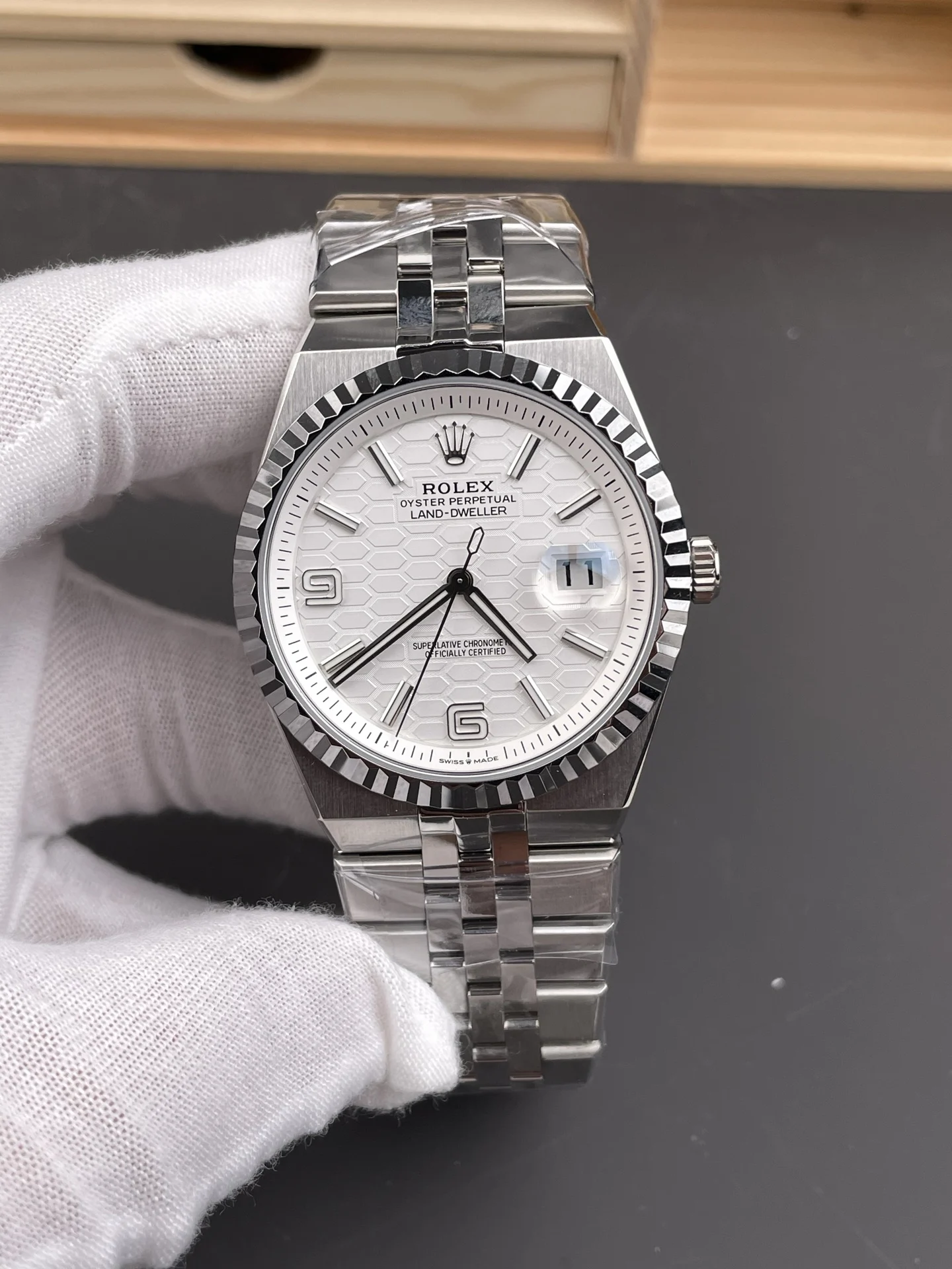 ES Land Cruiser White Dial / 40mm / 9015 movement — photographed off the sweep