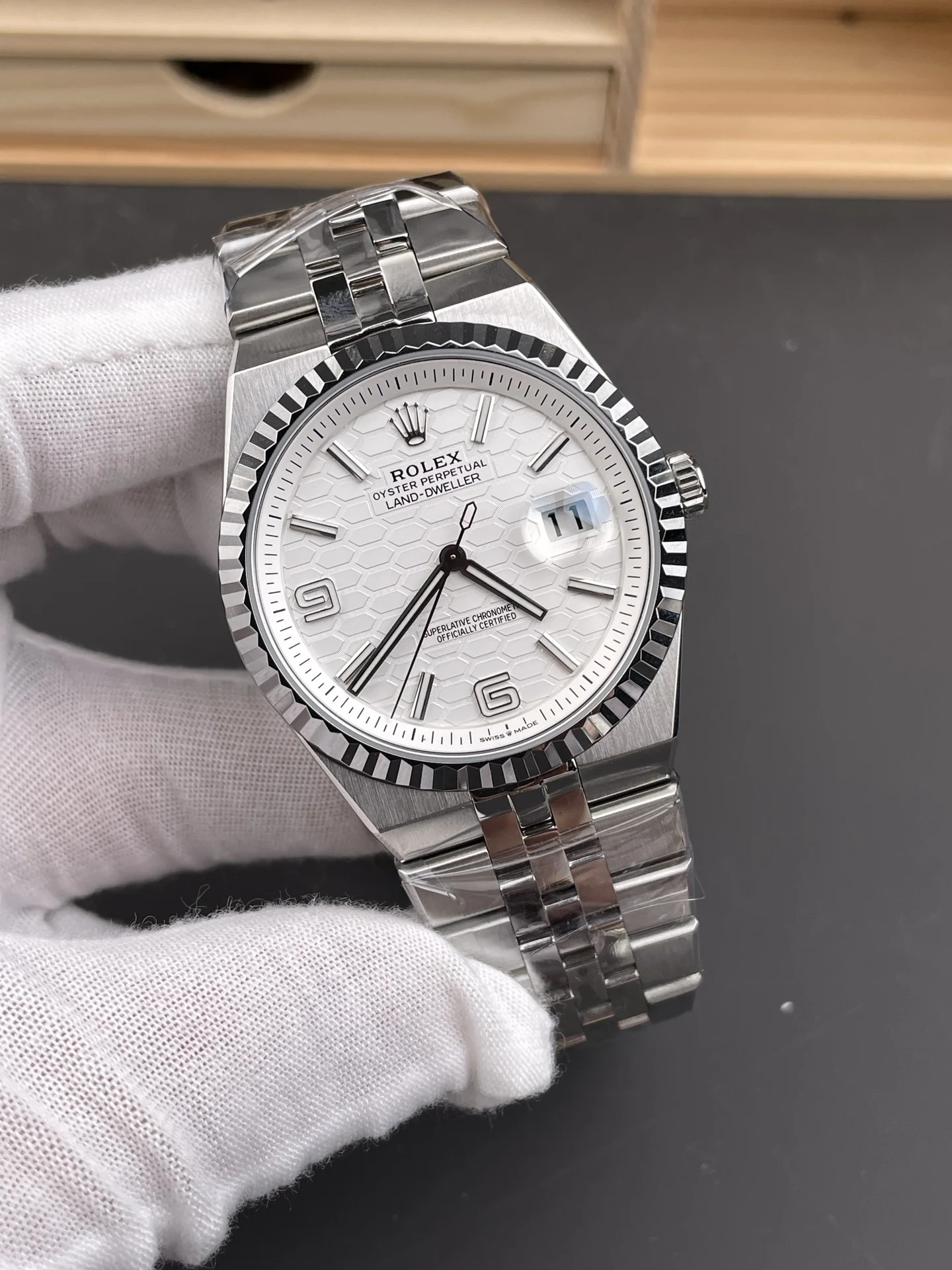 ES Land Cruiser White Dial / 40mm / 9015 movement — photographed off the sweep