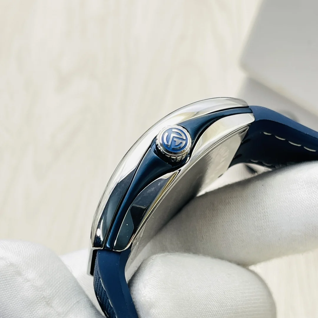 Franck Muller Vanguard Steel Blue Dial Diamond-Set 44mm — photographed off the sweep