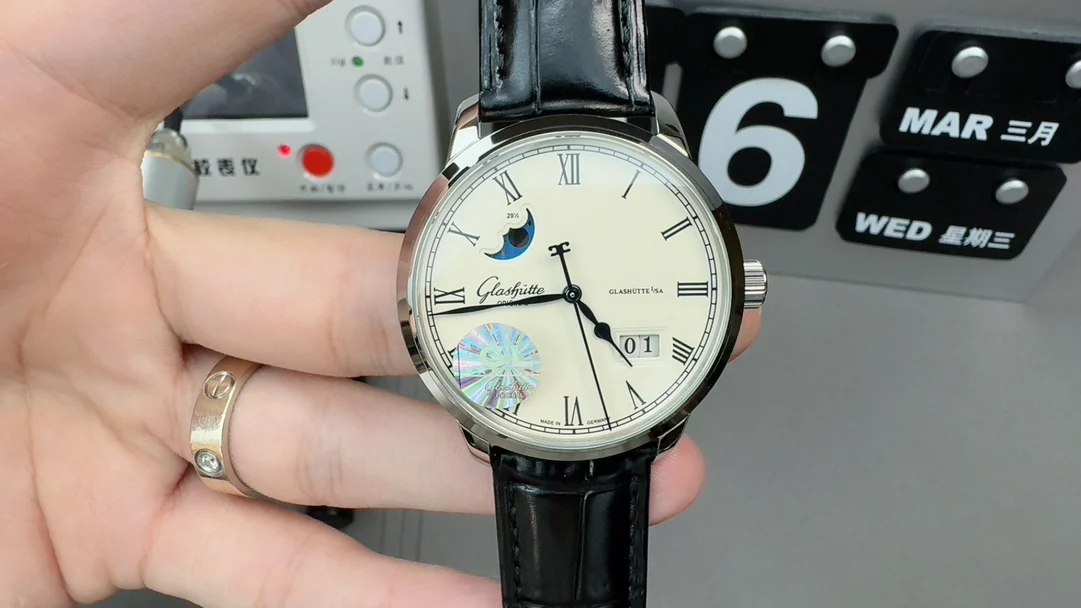 Glashütte Original GL Glashutte Original — photographed off the sweep