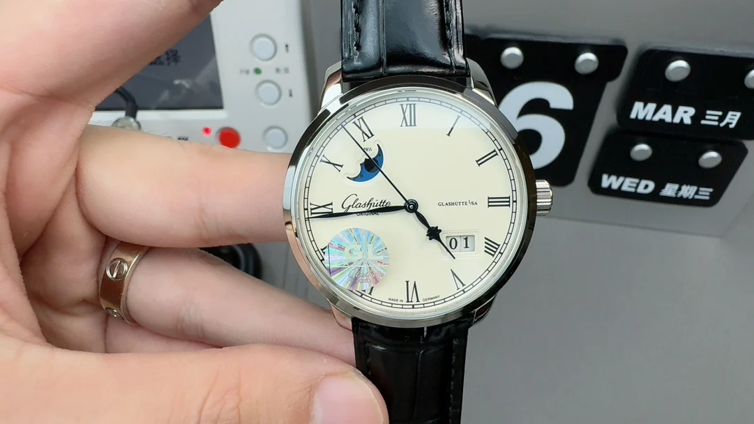 Glashütte Original GL Glashutte Original — photographed off the sweep