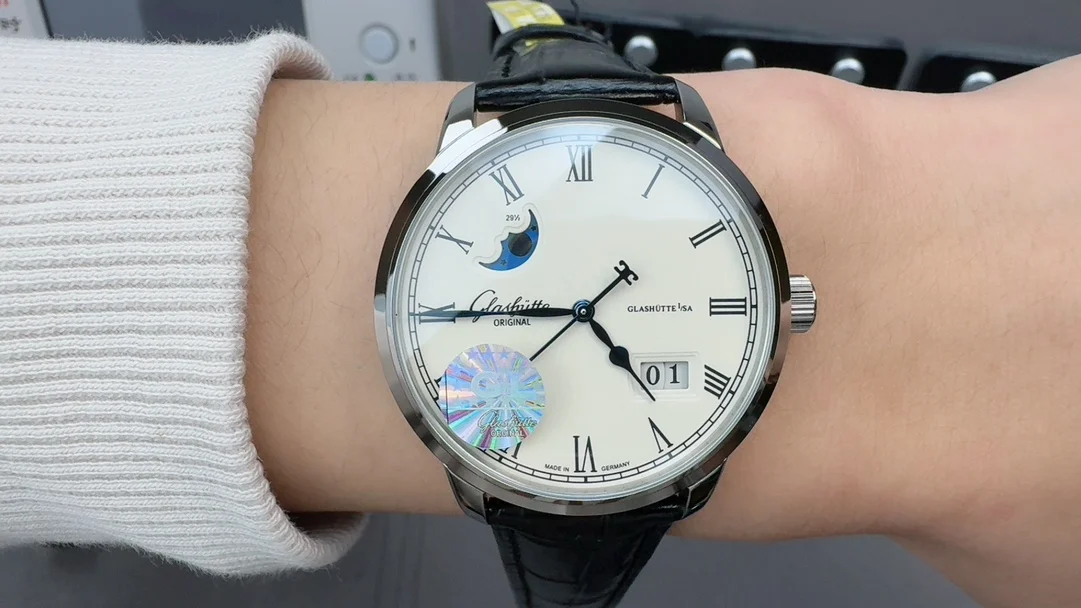 Glashütte Original GL Glashutte Original — photographed off the sweep