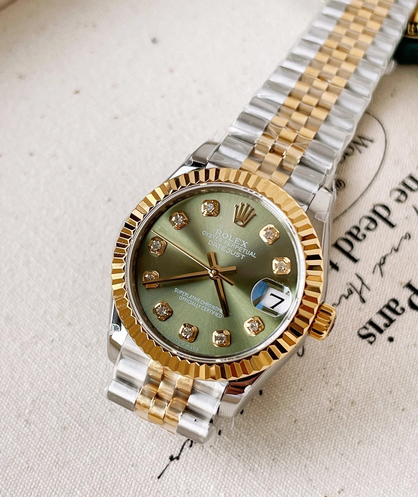 Gradual gold and green disc