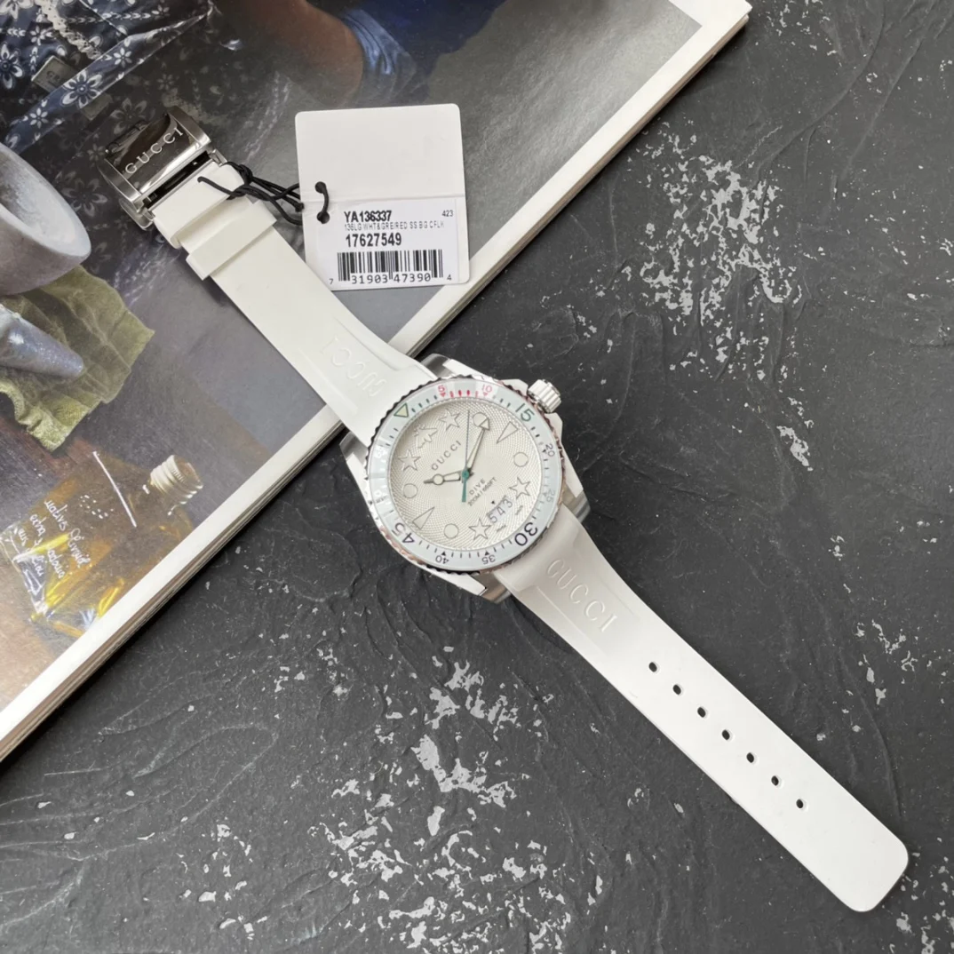 Gucci rubber strap sports watch, 40mm case diameter, sapphire