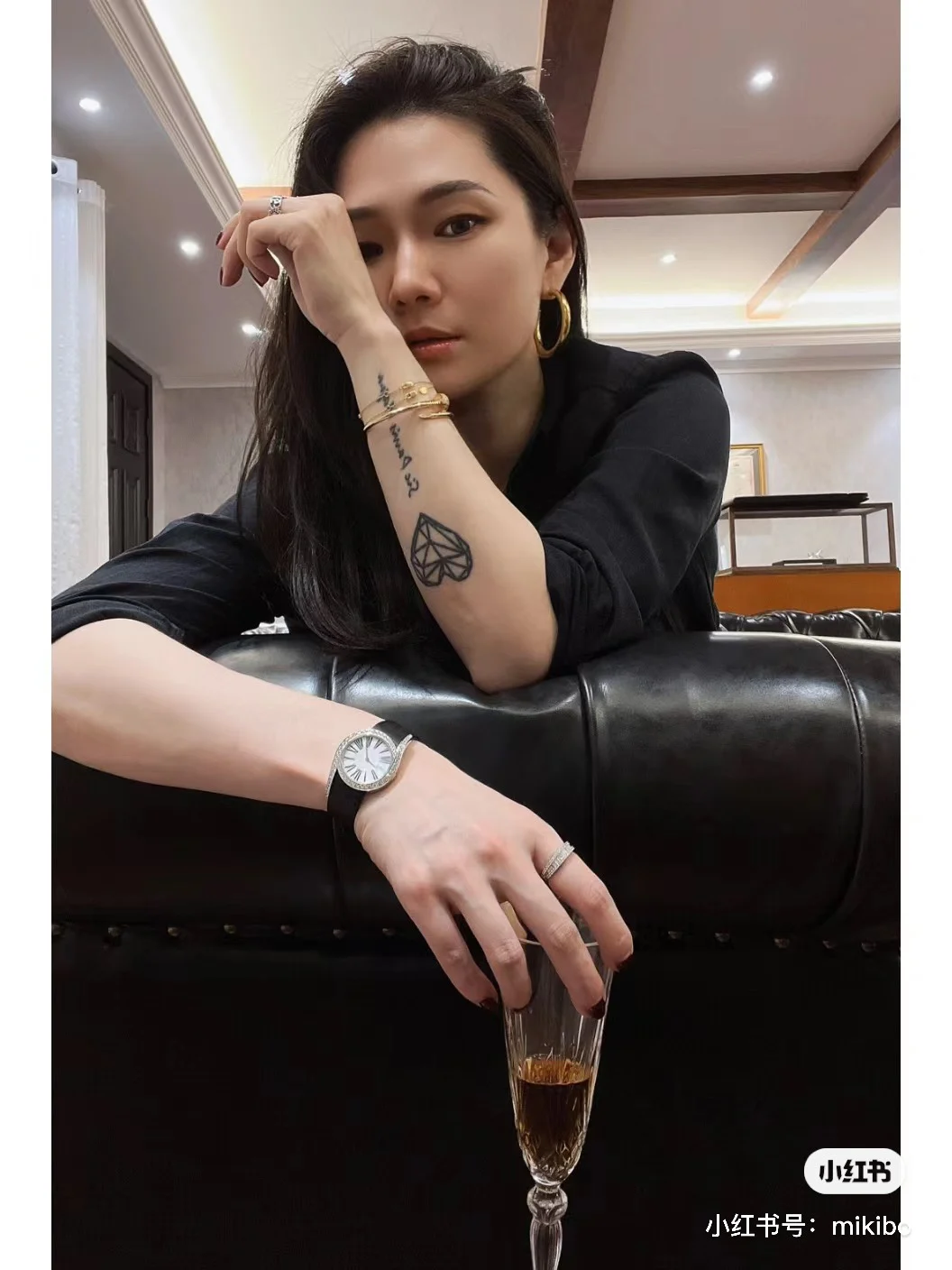 Her charisma is absolutely captivating — photographed off the sweep
