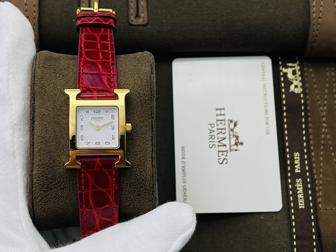 Hermès Yellow Gold 21mm — photographed off the sweep