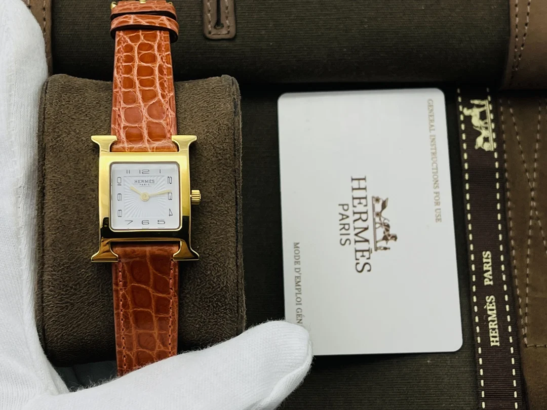 Hermès Yellow Gold 21mm — photographed off the sweep