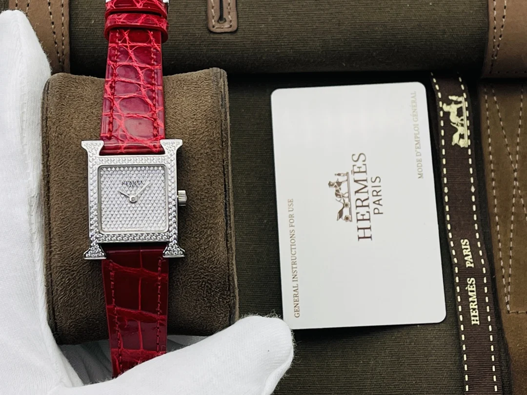Hermès Yellow Gold 21mm — photographed off the sweep