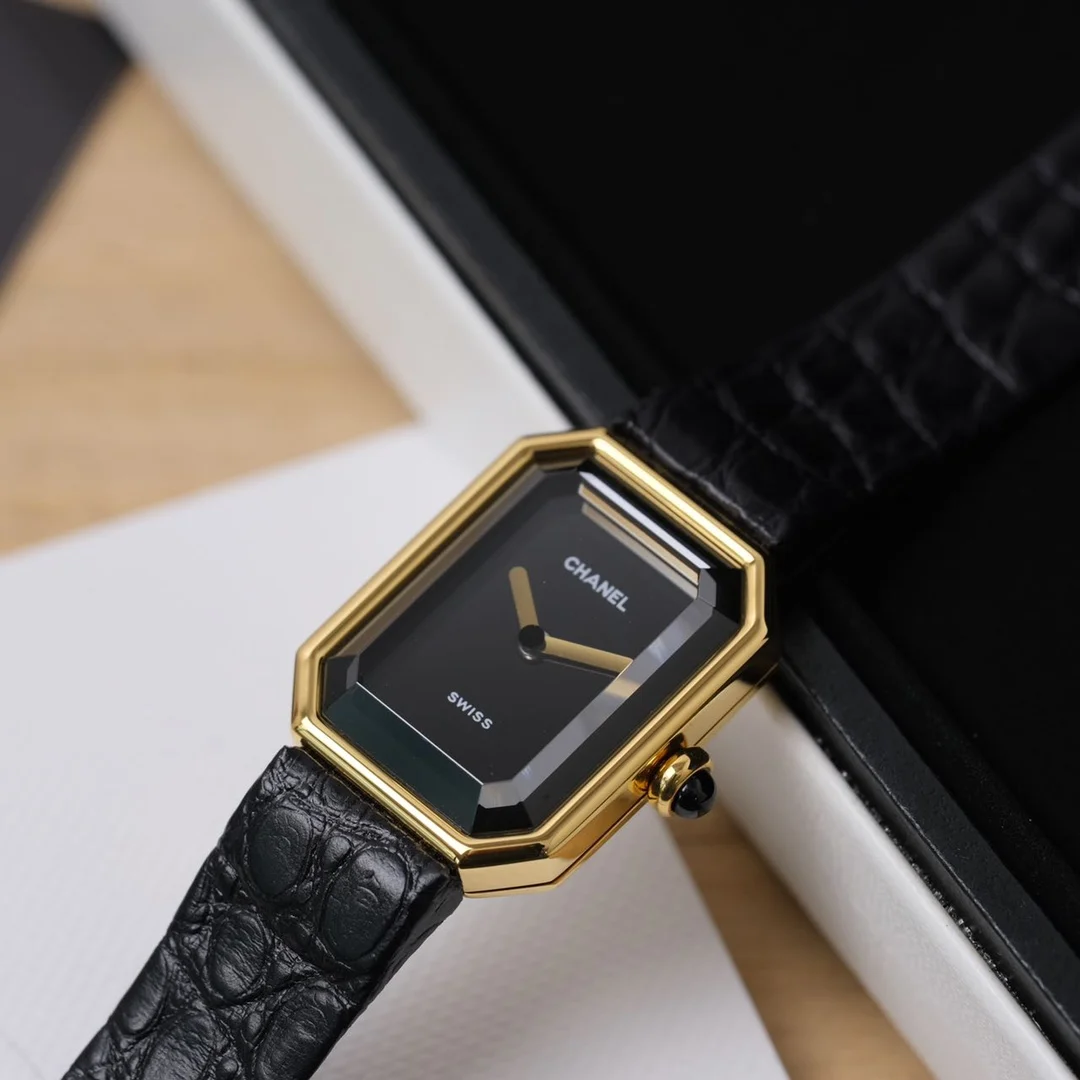 Highlight 2: Square, polygonal, large-beveled sapphire crystal