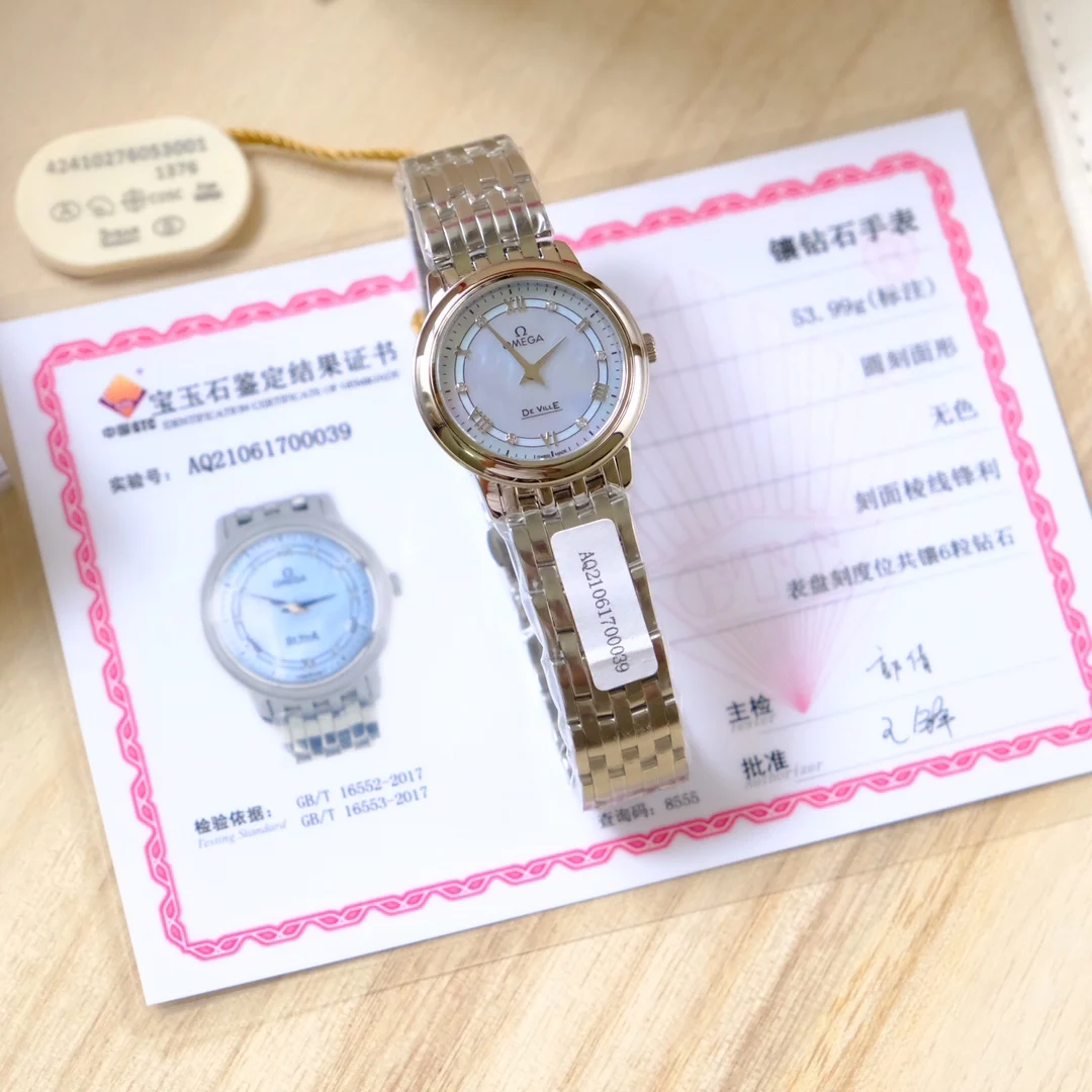 Highlight 3: The dial features 6 VS1.2mm natural diamonds. Each