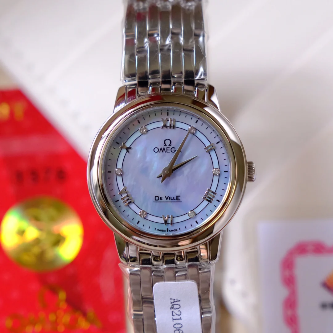 Highlight 3: The dial features 6 VS1.2mm natural diamonds. Each — photographed off the sweep