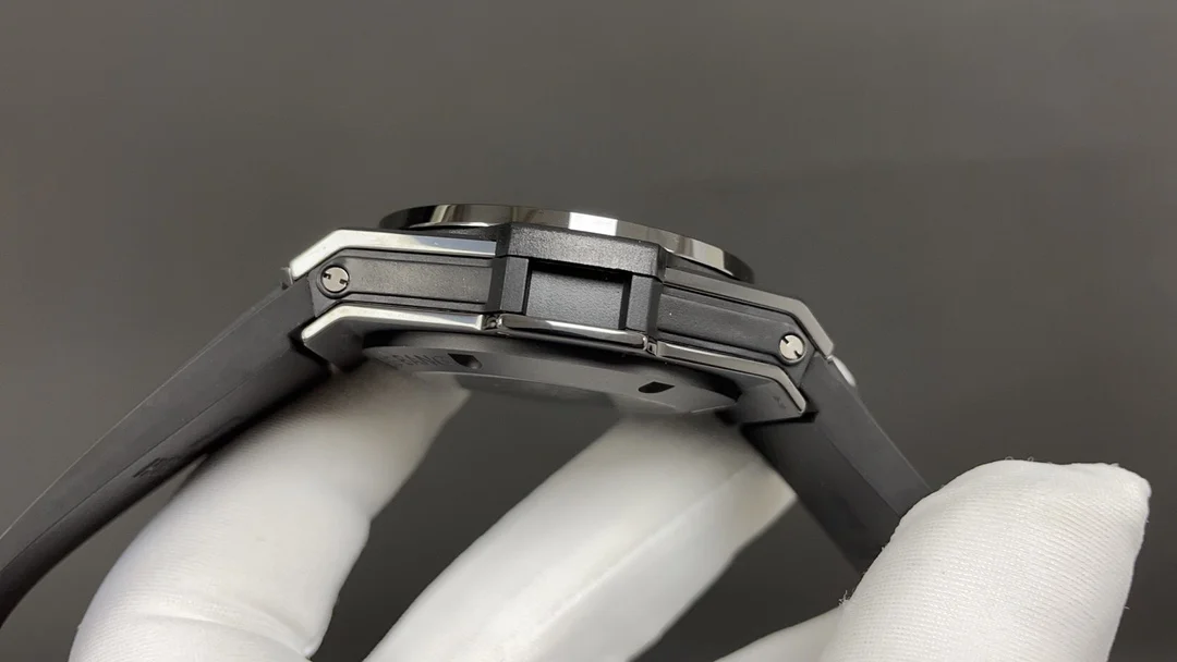 Hublot Big Bang Ceramic Black Dial 42mm — photographed off the sweep