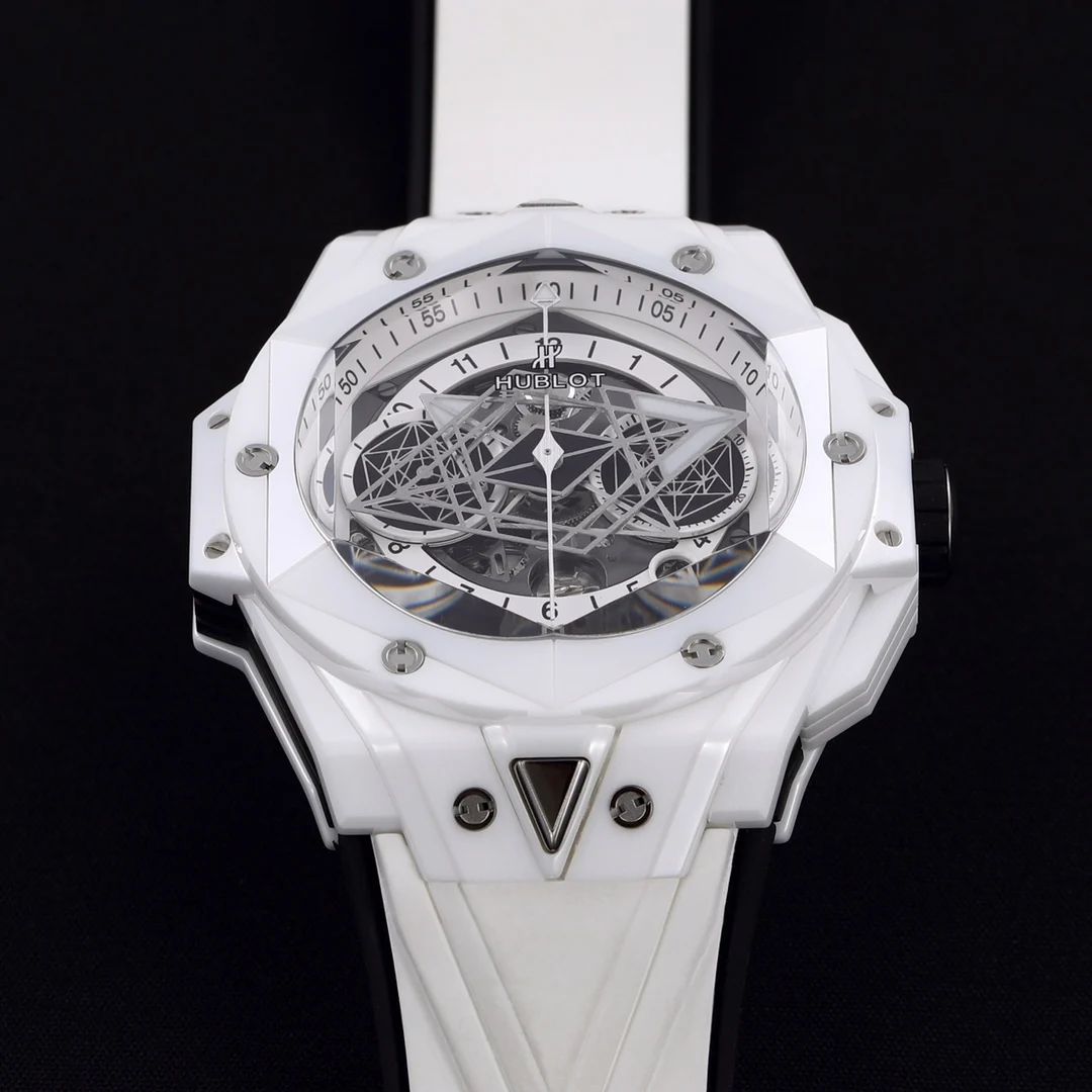 Hublot Big Bang Ceramic Green Dial 45mm — photographed off the sweep