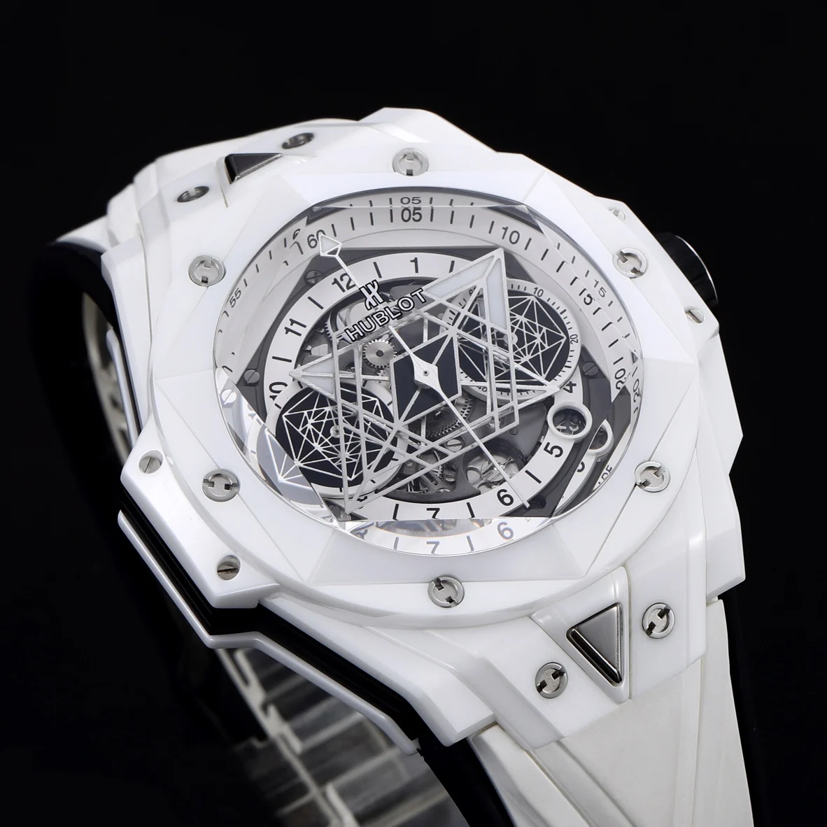 Hublot Big Bang Ceramic Green Dial 45mm — photographed off the sweep