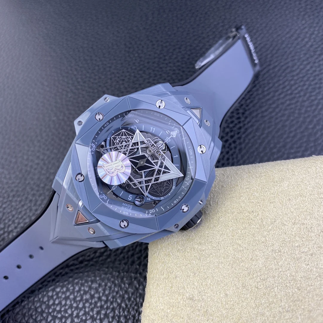 Hublot Big Bang Ceramic Green Dial 45mm — photographed off the sweep