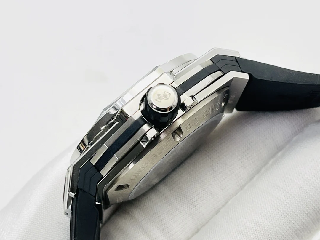 Hublot Big Bang Titanium Black Dial Diamond-Set 45mm — photographed off the sweep