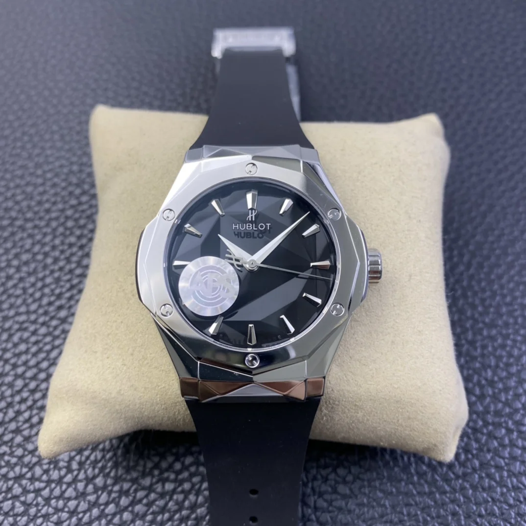 Hublot Classic Fusion Steel Diamond-Set 40mm — photographed off the sweep