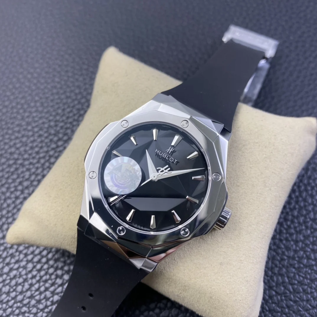 Hublot Classic Fusion Steel Diamond-Set 40mm — photographed off the sweep