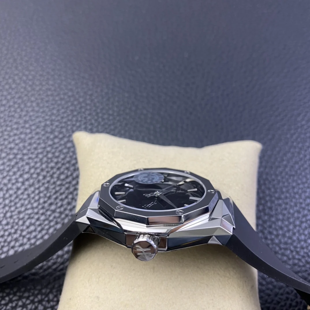 Hublot Classic Fusion Steel Diamond-Set 40mm — photographed off the sweep