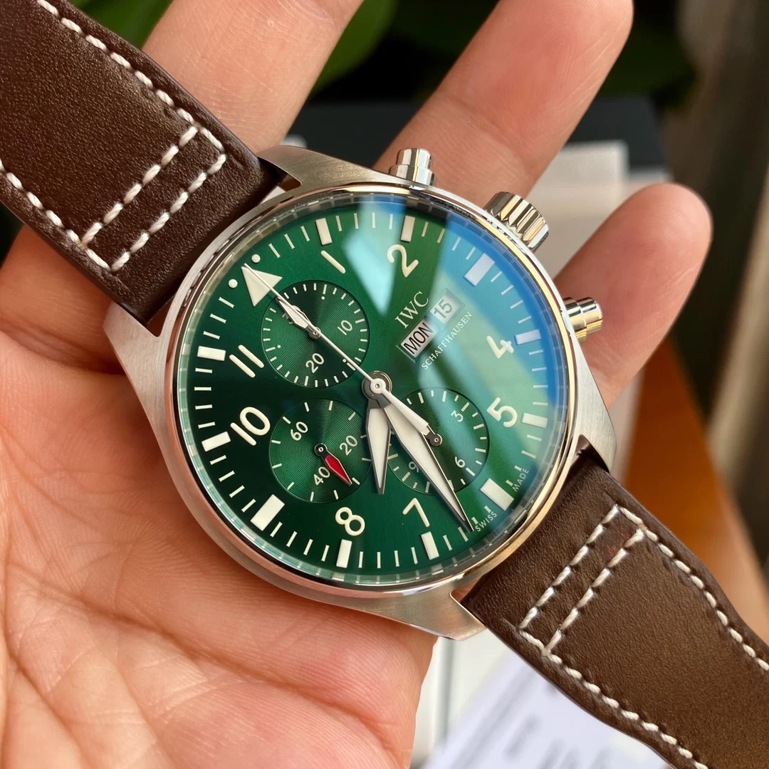 IWC Pilot IW377726 43mm β photographed off the sweep