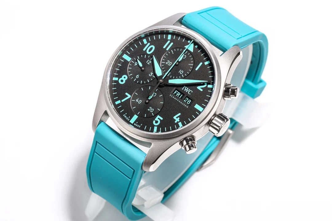 IWC Pilot Titanium Green Dial IW388108 — detail