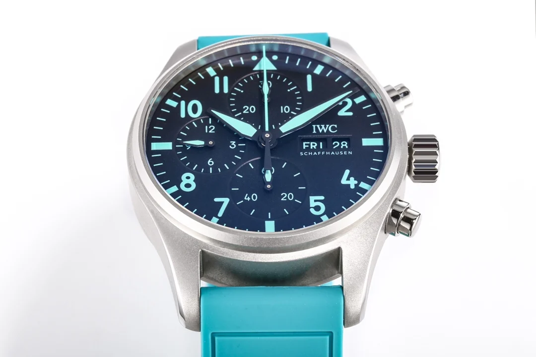 IWC Pilot Titanium Green Dial IW388108 — detail
