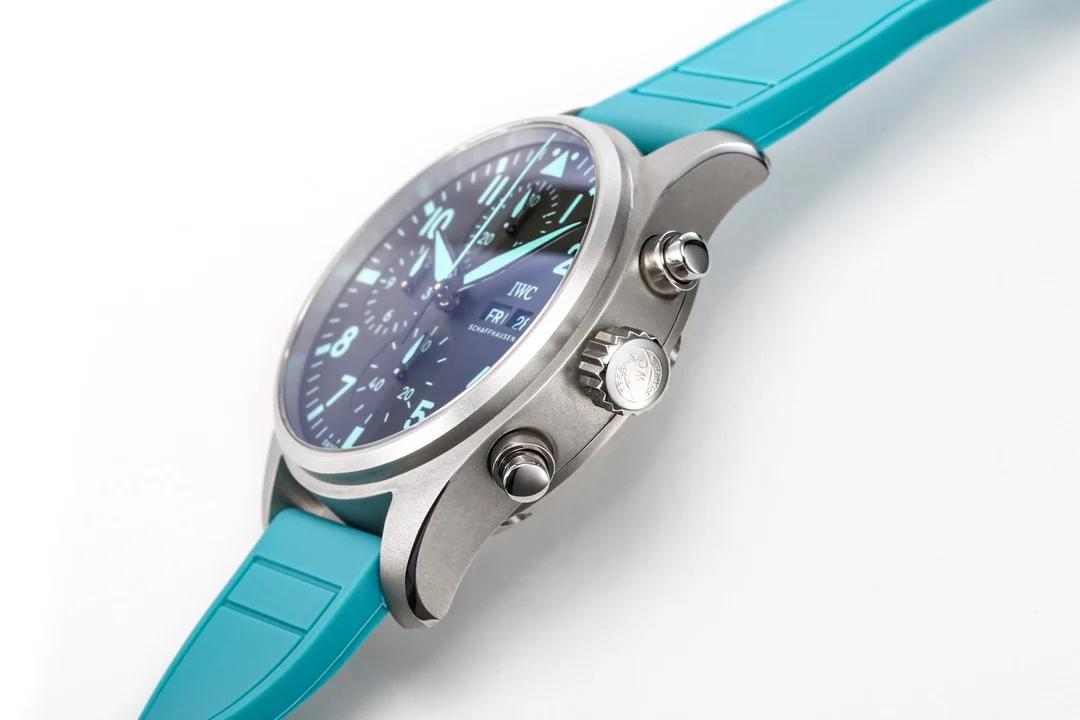 IWC Pilot Titanium Green Dial IW388108 — detail