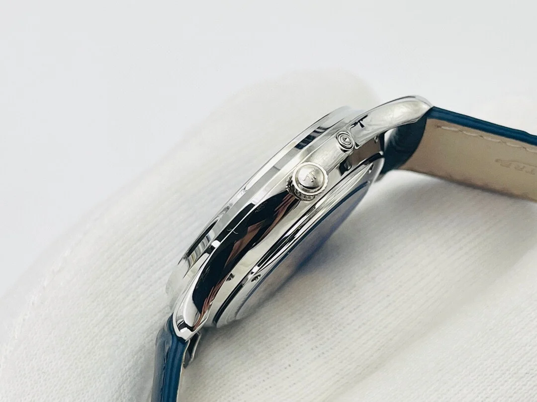 Jaeger-LeCoultre 39mm — photographed off the sweep