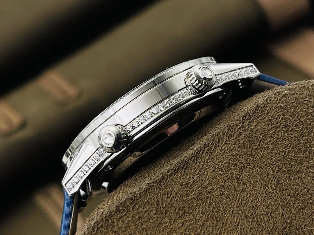 Jaeger-LeCoultre Rendez-Vous Moon Phase Diamond-Set 36mm — photographed off the sweep