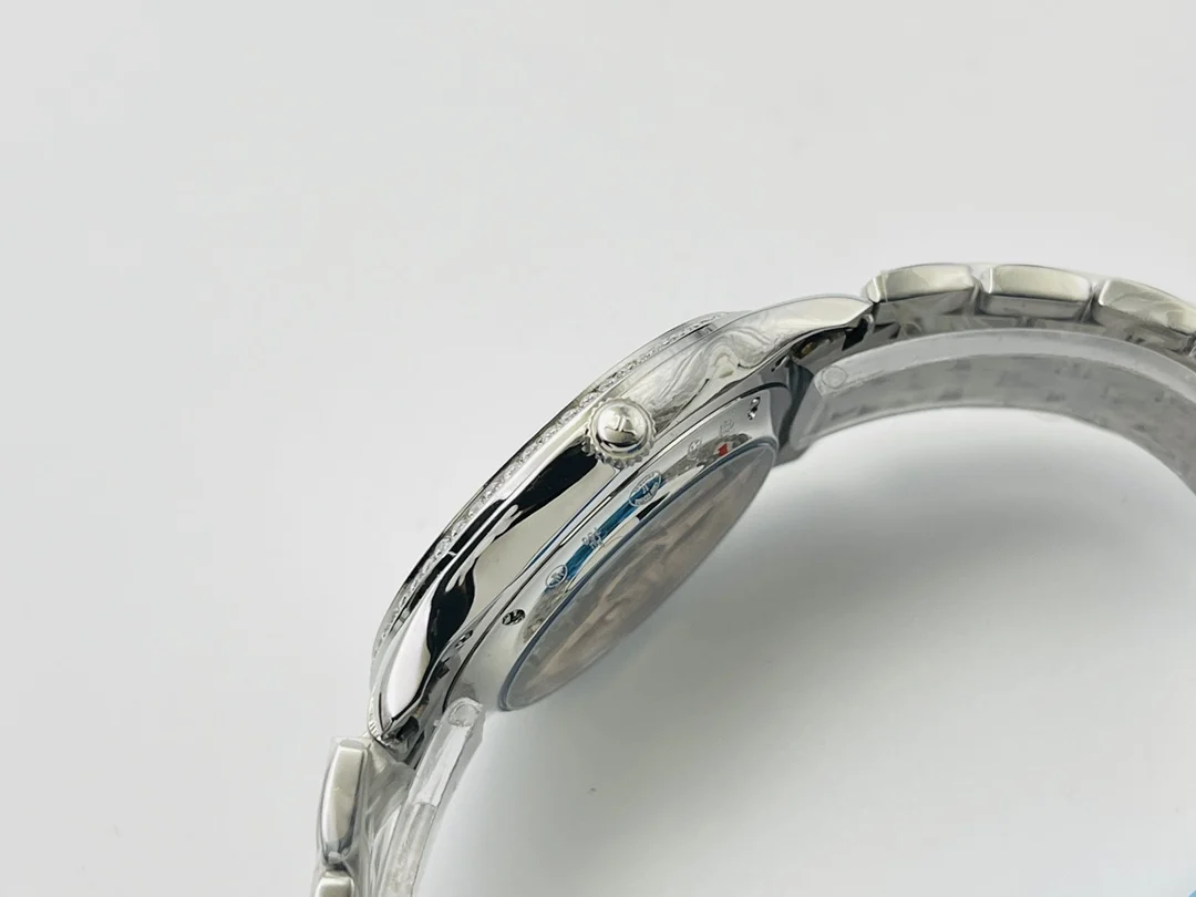 Jaeger-LeCoultre Silver Dial — photographed off the sweep