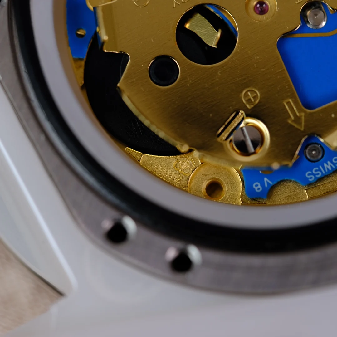 Key Point 1: Authentic Swiss Quartz Movement products, authorized — photographed off the sweep