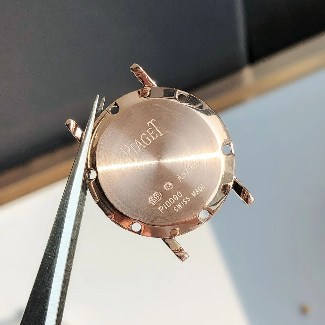 Let's take a look at the accessory details — photographed off the sweep