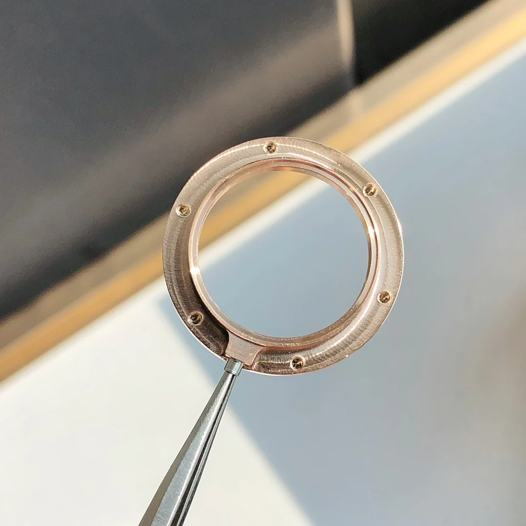 Let's take a look at the accessory details — photographed off the sweep